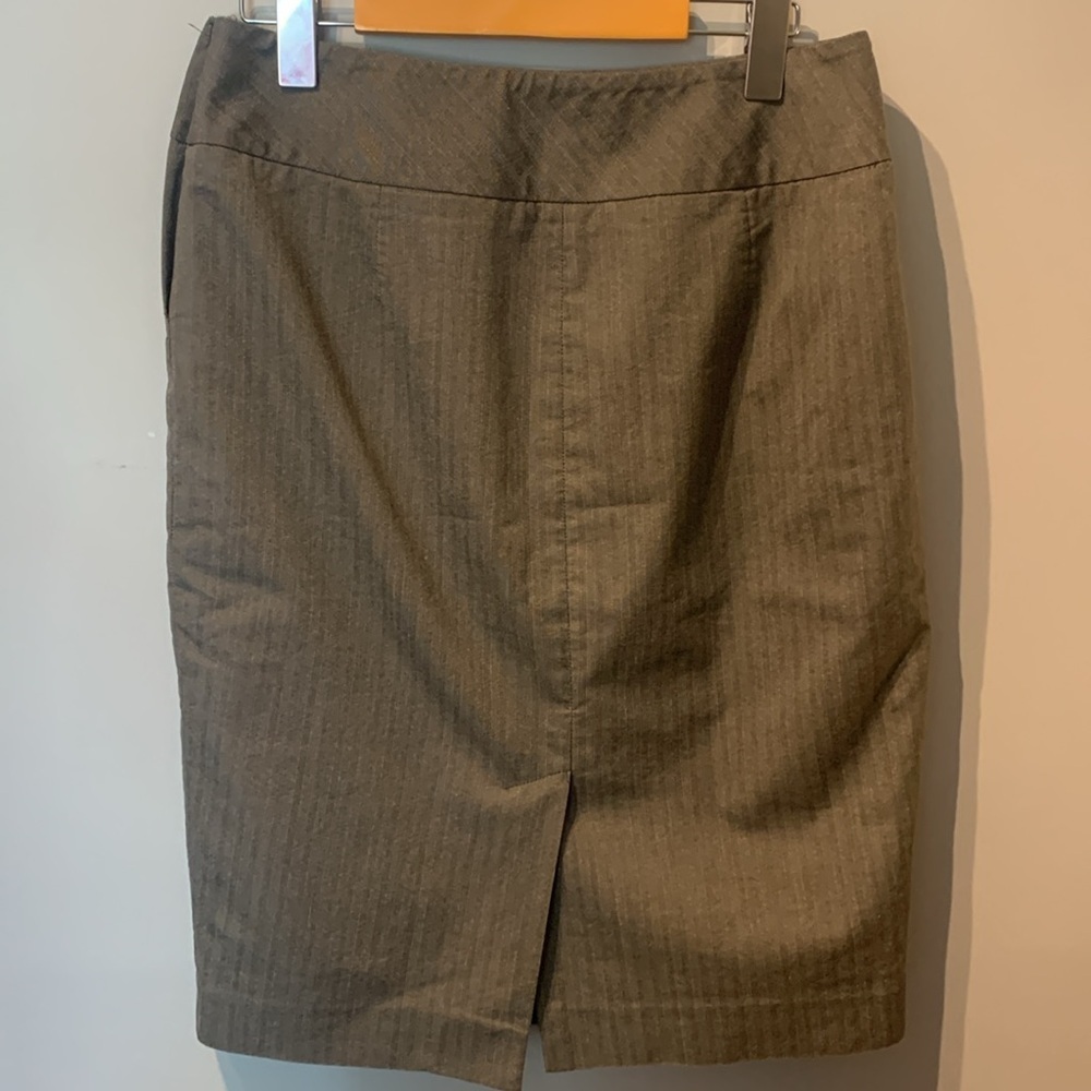 ⭐️ 5 for 20$! ⭐️ RW&Co Grey Pencil Skirt with Subtle Pinstripes - Picture 3 of 5
